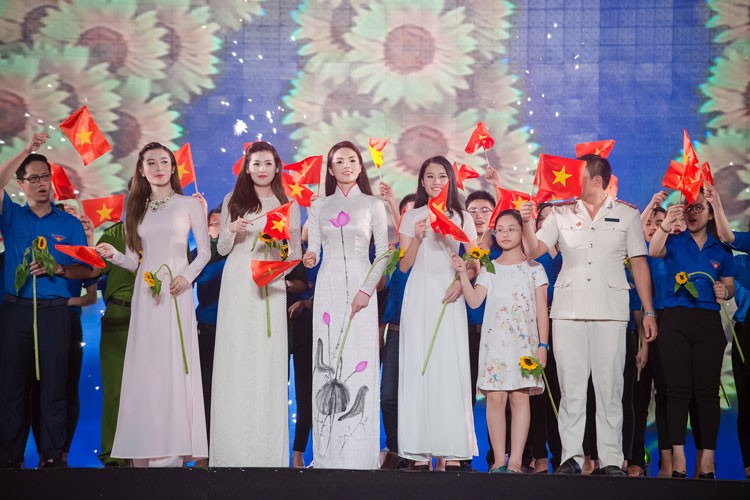 Ca si Ho Ngoc Ha tinh khoi ao dai tren san khau-Hinh-6